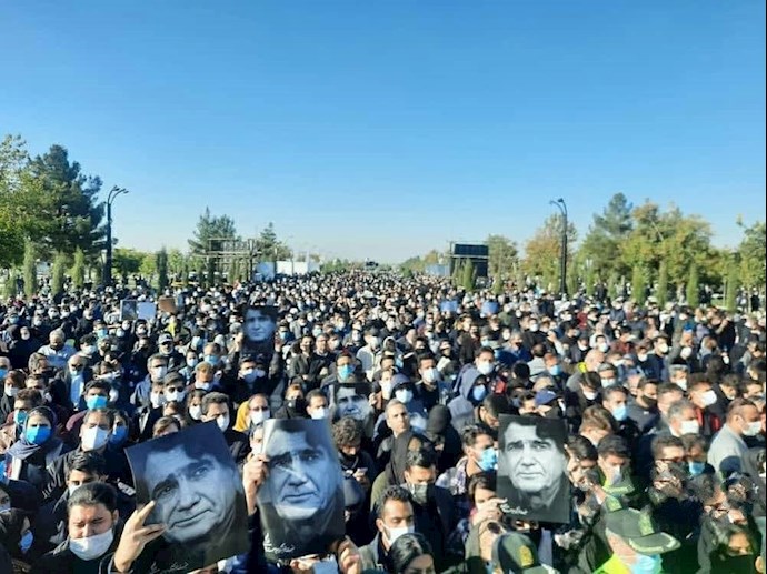 تصاویر تجمع مردمی در مراسم تدفین استاد شجریان