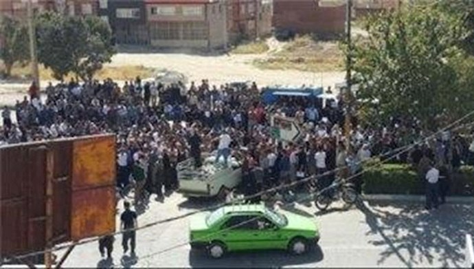 تجمع مردم مریوان به‌دلیل تردد تانکرهای عراقی