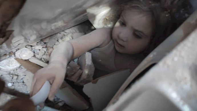 نجات یک دختر بچه از زیر آوار در ترکیه