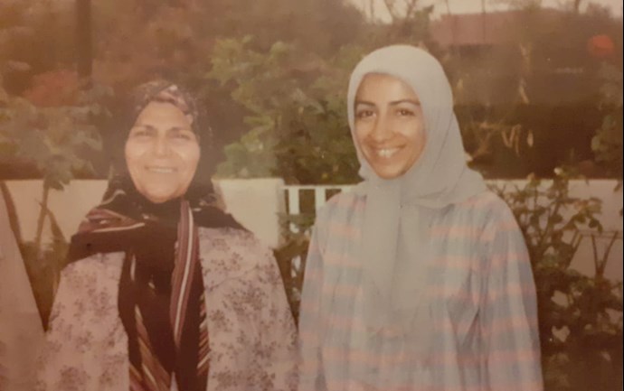 مجاهد شهید مریم حسینی در کنار مادرش