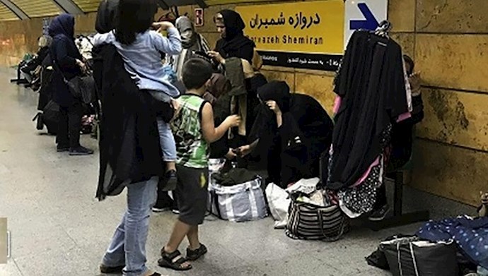 افزایش زنان دستفروش در متروی تهران به‌رغم خطر کرونا