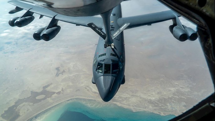 پرواز بمب‌افکنهای بی-۵۲ آمریکایی بر فراز خلیج‌فارس