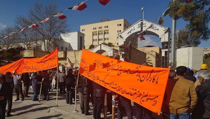 بازنشستگان شرکت مخابرات راه دور شیراز صبح امروز (یکشنبه/۱۳بهمن) مقابل استانداری فارس تجمع کردند.