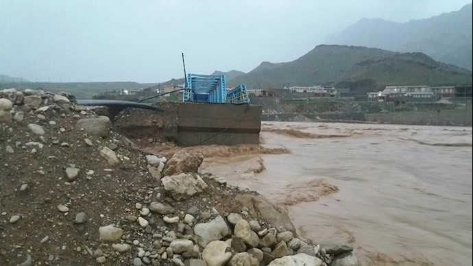 پل روستای کیان آباد تیمورآباد بر اثر سیل تخریب شد