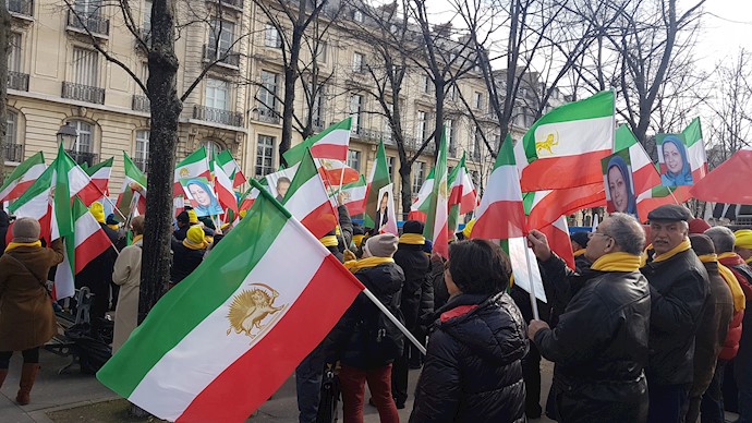 اکسیون ایرانیان آزاده و اشرف‌نشانها د رسالگرد انقلاب ضدسلطنتی