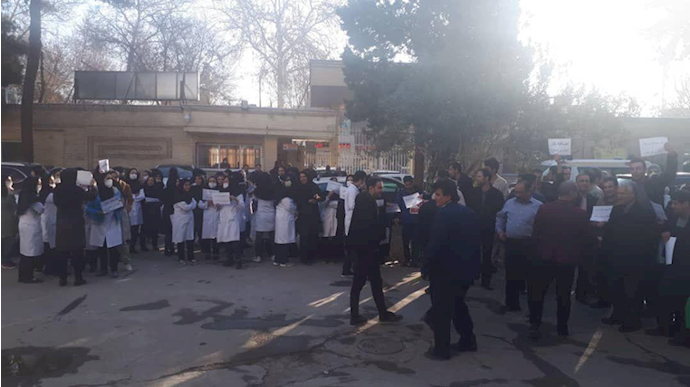 تجمع اعتراضی پرسنل بیمارستان کاشانی اصفهان 