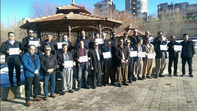 تجمع اعتراضی جمعی از معلمان سقز و زیویه 
