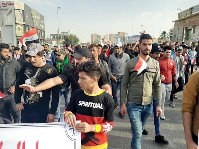 بصره - تجمع در میدان صدرین در اعتراض به کشتار جوانان توسط ایادی مقتدی صدر