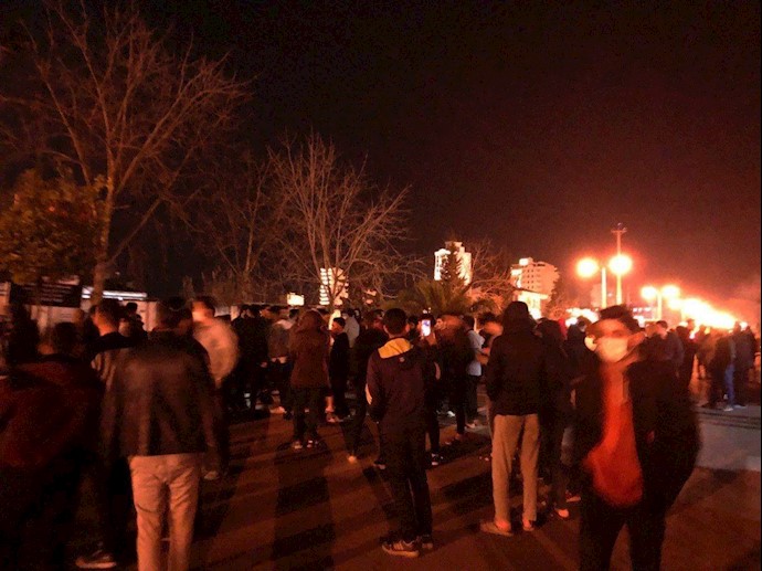 تجمع دانشجویان دانشگاه مازندران در اعتراض به عدم تعطیلی دانشگاه با وجود شیوع ویروس خطرناک کرونا.jpg