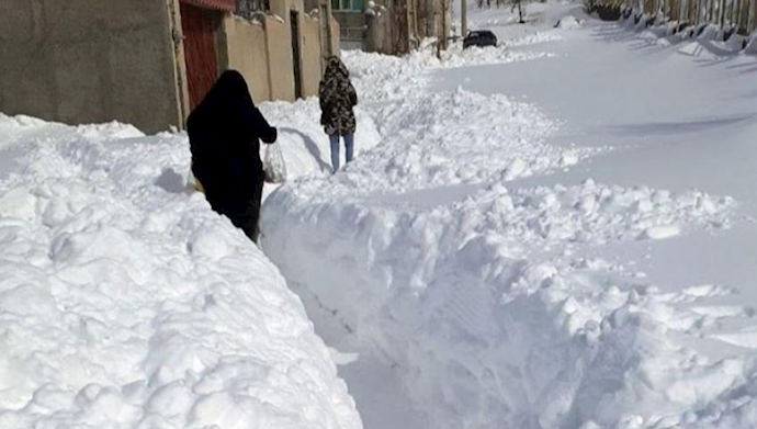 بارش برف در استانهای گیلان و اردبیل و خسارات فراوان به هموطنان