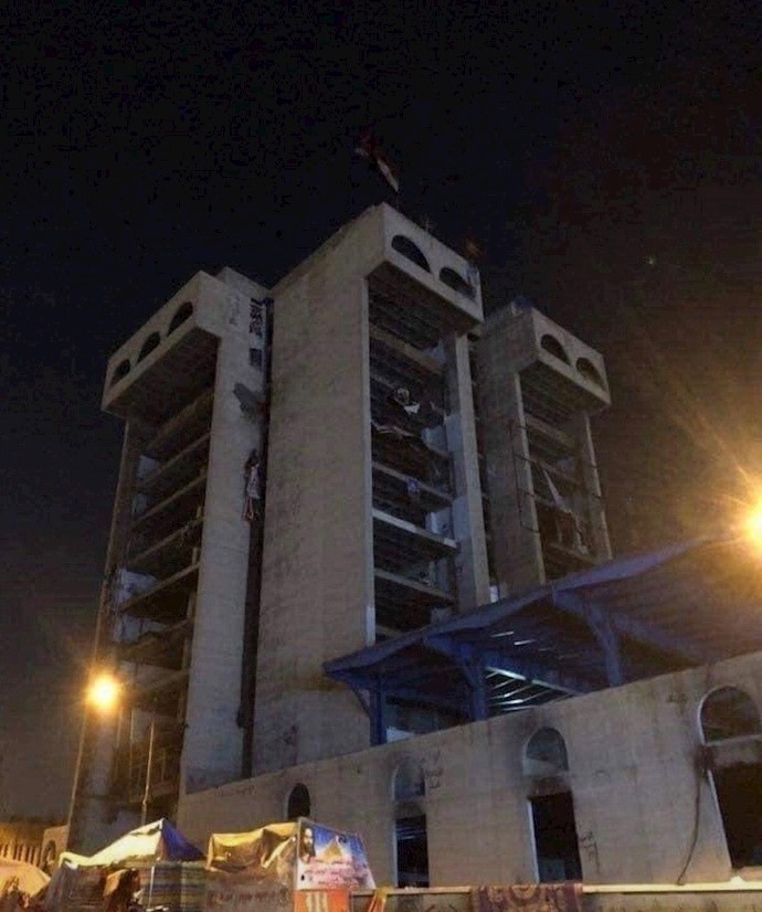 حمله و حوش مقتدی صدر به‌مطعم الترکی و پایین کشیدن شهیدان قیام عراق 