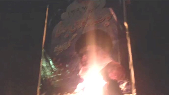 آتش زدن بنر خامنه‌ای 