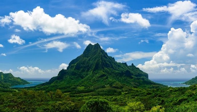 کوه روتویی مانند برجی است در یک جزیره ی جنگلپوش فشرده در پولینزیای فرانسه.