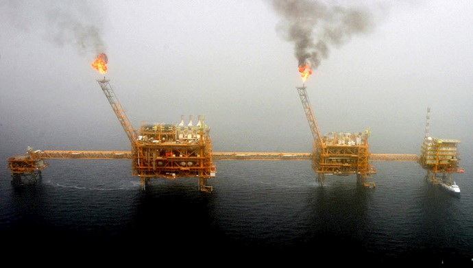 افت تولید نفت ایران به کمترین میزان