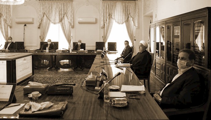 آخوند روحانی در ستاد اقتصادی دولتش