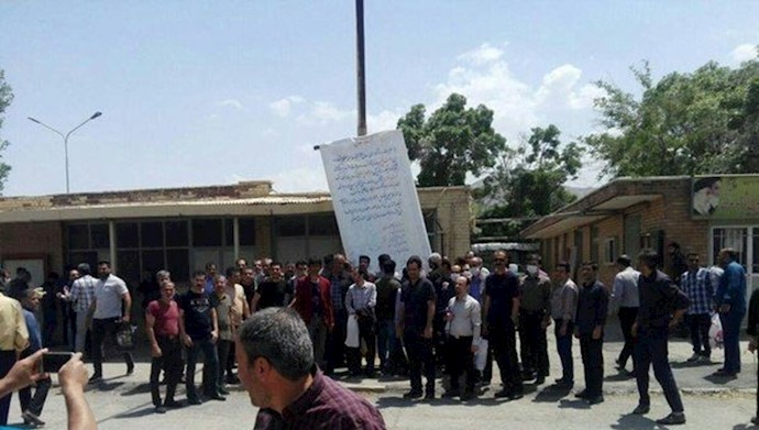 تجمع اعتراضی مجدد کارگران کارخانه هپکو در محوطه کارخانه 