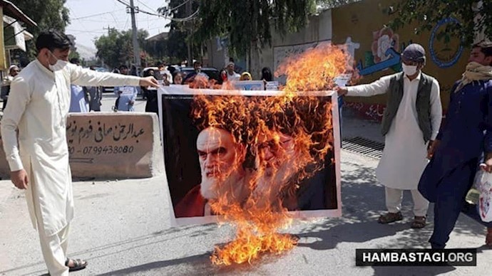 آتش  زدن عکس  خامنه‌ای و خمینی در افغانستان