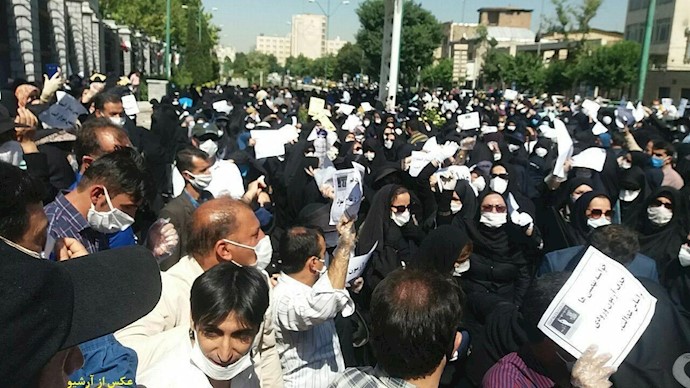 تجمع اعتراضی آموزشیاران نهضت سوادآموزی مقابل مجلس رژیم