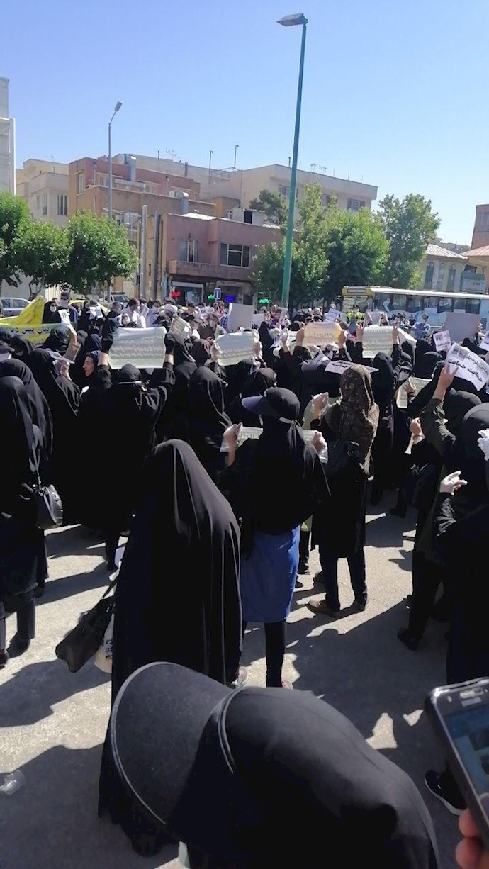 تجمع اعتراضی آموزشیاران نهضت سوادآموزی مقابل مجلس رژیم