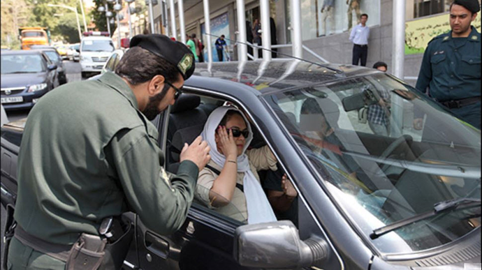 اقدام زن‌ستیزانه رژیم آخوندی با عنوان کشف حجاب در خودرو