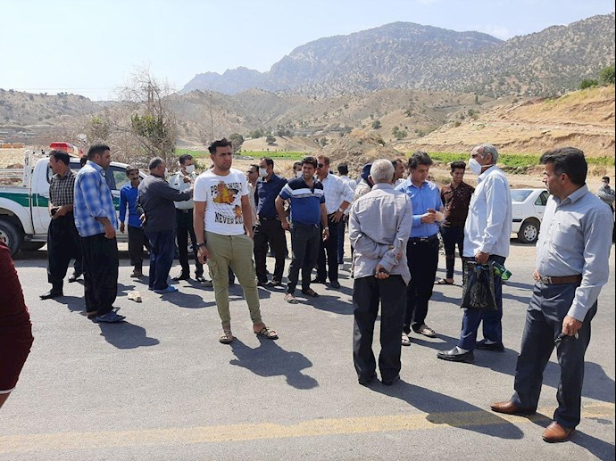 -روستاییان گاوزرده در اعتراض به نبود آب جاده را بستند 