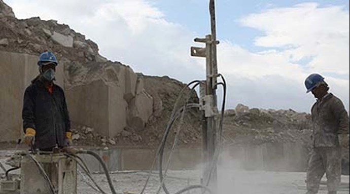 اعتصاب جمعی از کارگران ایذه‌ای سنگ آهن بافق یزد