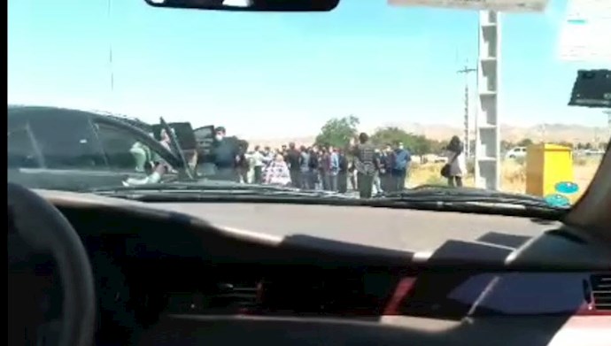کارگران معترض کنتورسازی قزوین راه عبور نوبخت را بستند