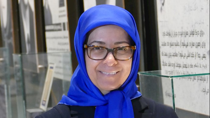 خواهر مجاهد سهیلا ضیاء حین بازدید از موزه مقاومت در اشرف۳