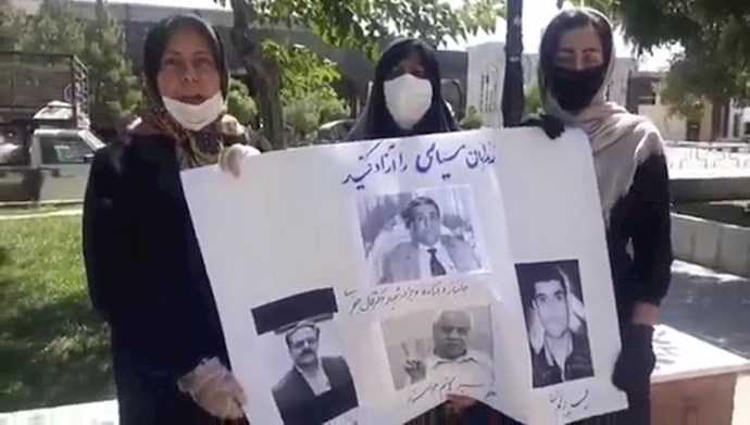 تجمع اعتراضی خانواده زندانیان سیاسی در مشهد