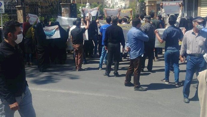 تجمع اعتراضی کارگران پاکدشت مقابل فرمانداری این شهرستان