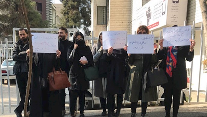 تجمع اعتراضی دانش آموختگان حقوق مقابل مجلس ارتجاع