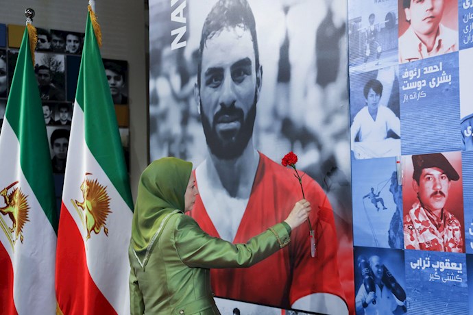 مریم رجوی - گل‌گذاری بر تصویر قهرمان ملی شهید نوید افکاری - 0