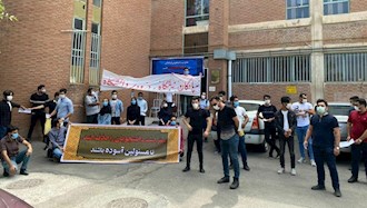 تجمع اعتراضی شماری از دانشجویان دانشگاه علوم پزشکی تبریز 