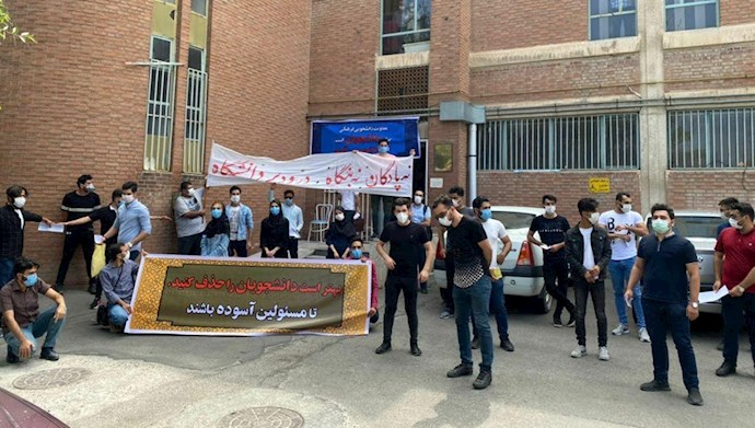 تجمع اعتراضی شماری از دانشجویان دانشگاه علوم پزشکی تبریز 