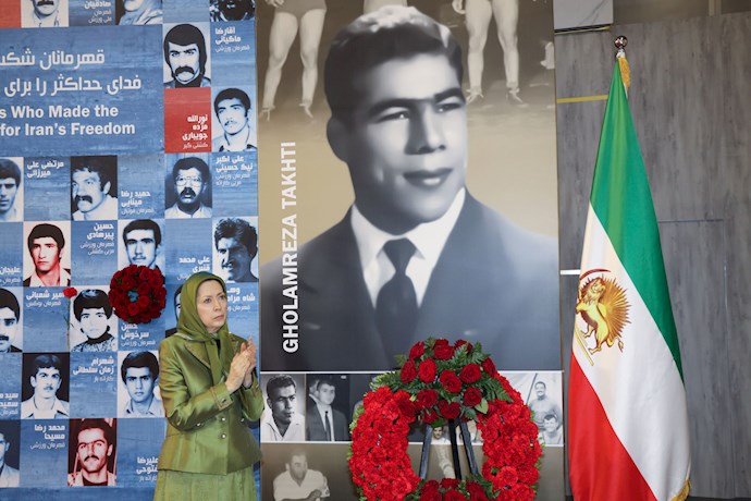 مریم رجوی - گل‌گذاری بر تصویر قهرمان ملی شهید نوید افکاری - 0