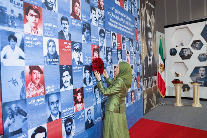 مریم رجوی - گل‌گذاری بر تصویر قهرمان ملی شهید نوید افکاری - 2
