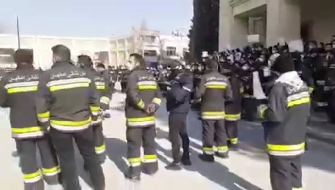 تجمع اعتراضی آتش‌نشانان اصفهان