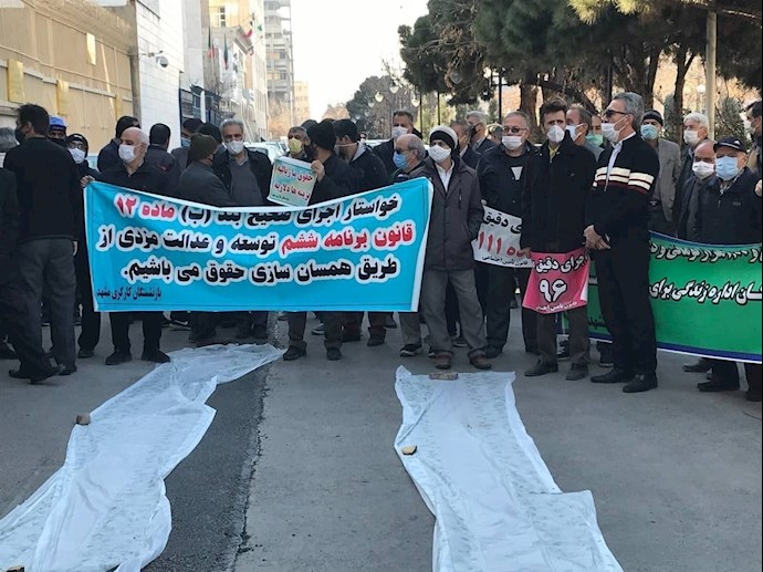 تجمع اعتراضی بازنشستگان و مستمری‌بگیران تأمین اجتماعی در مشهد