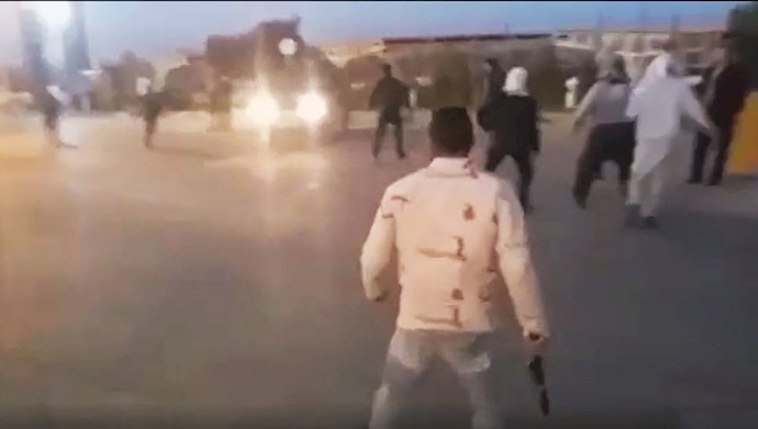 درگیری جوانان بیکار با نیروهای سرکوبگر انتظامی در اهواز