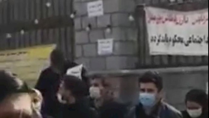 تجمع اعتراضی سهام‌داران بازار بورس تهران مقابل مجلس ارتجاع