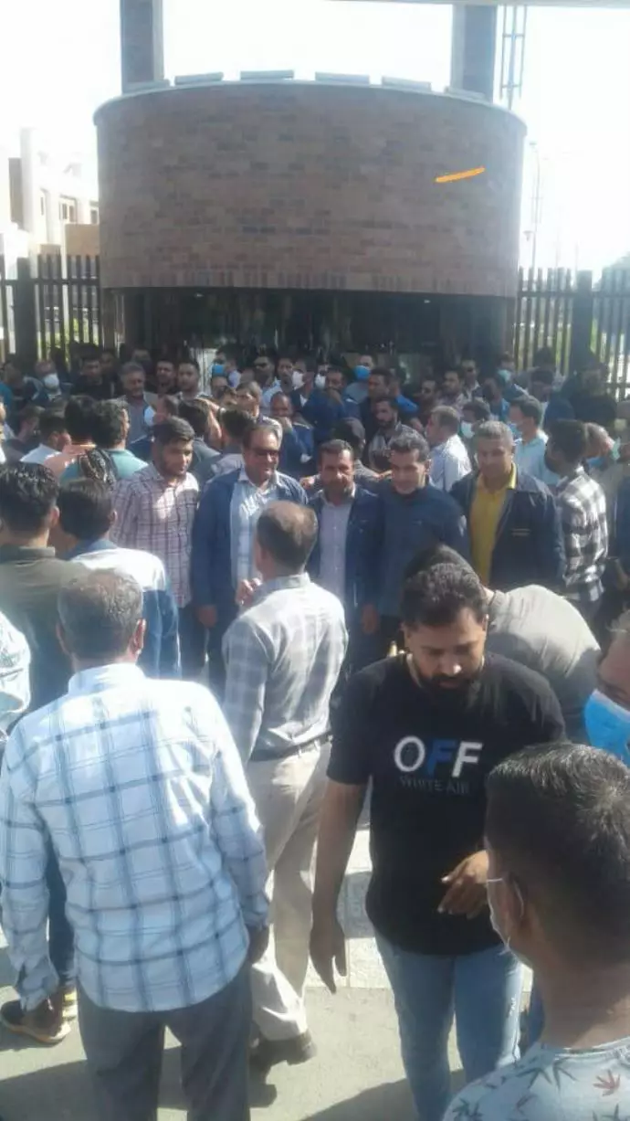 تجمع اعتراضی کارگران هفت‌تپه مقابل استانداری رژیم در اهواز