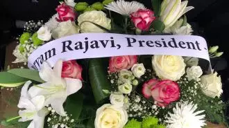 اهدای دسته گل خانم مریم رجوی رئیس‌جمهور برگزیده مقاومت و ادای احترام به دیوید ایمس