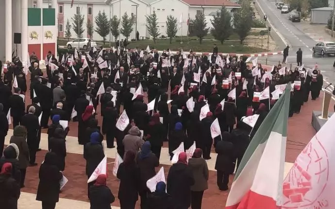 تجمع مجاهدان اشرف در چهارمین روز بازپرسی از دژخیم حمید نوری در هوای بارانی اشرف۳ - 3