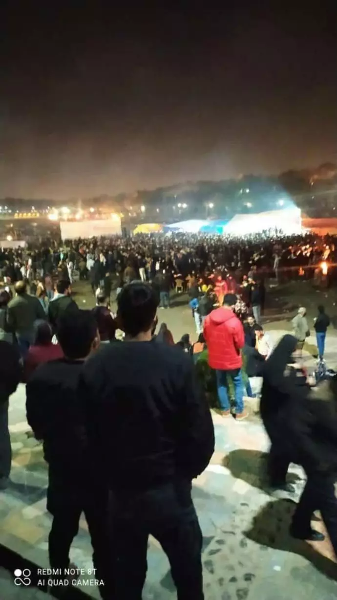 زاینده رود اصفهان - حضور مردم در همراهی و حمایت از کشاورزان متحصن ساعت ۲۳ - 1