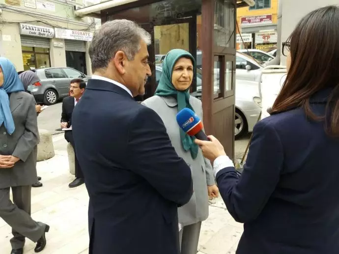 خواهر مجاهد مهری حاجی‌نژاد در حال مصاحبه با خبرنگاران در برابر دادگاه دژخیم حمید نوری در دورس آلبانی