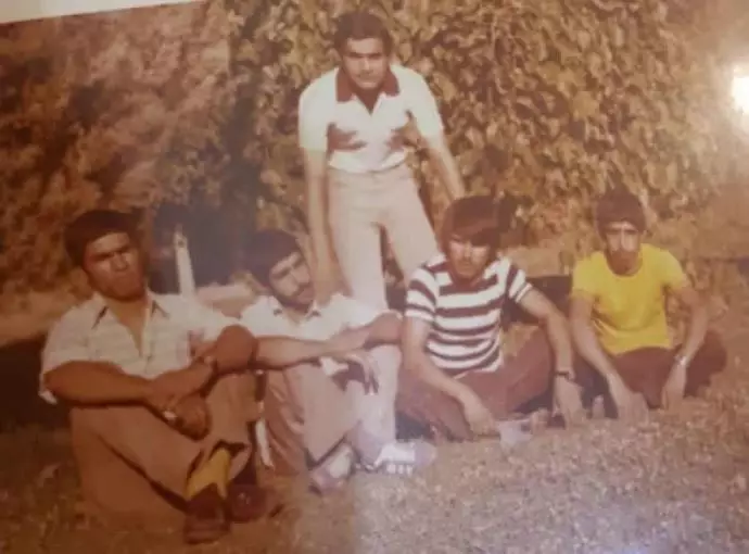 مجاهد شهید اردشیر کلانتری- از شهیدان قتل‌عام۶۷ - نشسته از راست نفر سوم