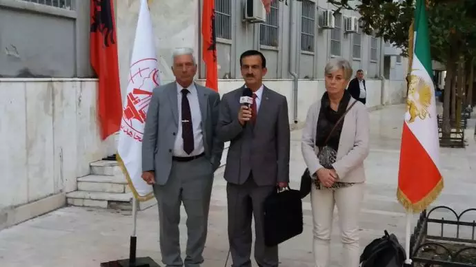اصغر مهدیزاده به همراه وکلای مدافع در پایان دادگاه امروز (۲۱آبان) در حال مصاحبه با خبرنگاران هستند
