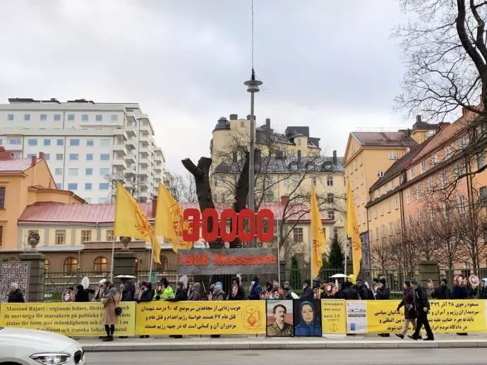 تظاهرات ایرانیان آزاده در سوئد همزمان با چهارمین جلسه بازپرسی از دژخیم حمید نوری در برابر دادگاه - ۸آذرماه - 8