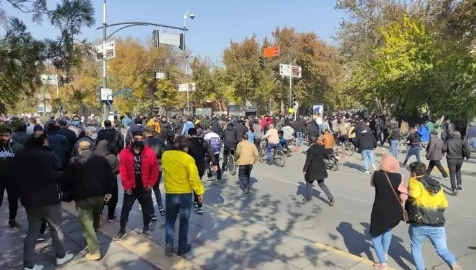 تظاهرات و درگیری جوانان و مردم اصفهان با ماموران یگان ویژه رژیم آخوندی
