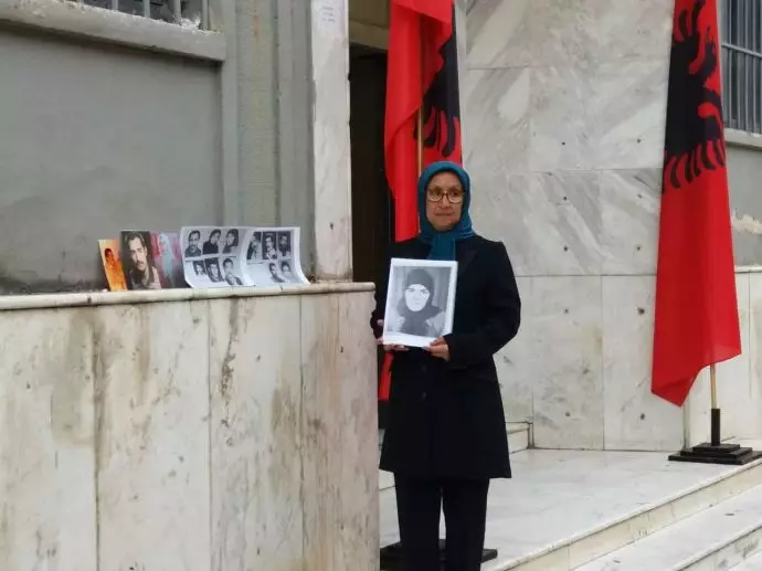 خواهر مجاهد فریده گودرزی در برابر دادگاه دورس با خبرنگاران حاضر در صحنه مصاحبه می‌کند - 7